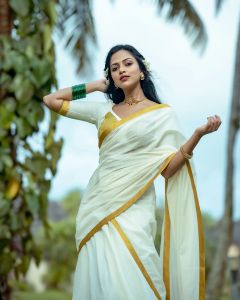 amala-paul-onam-2022-photos-in-kerala-saree-look-006
