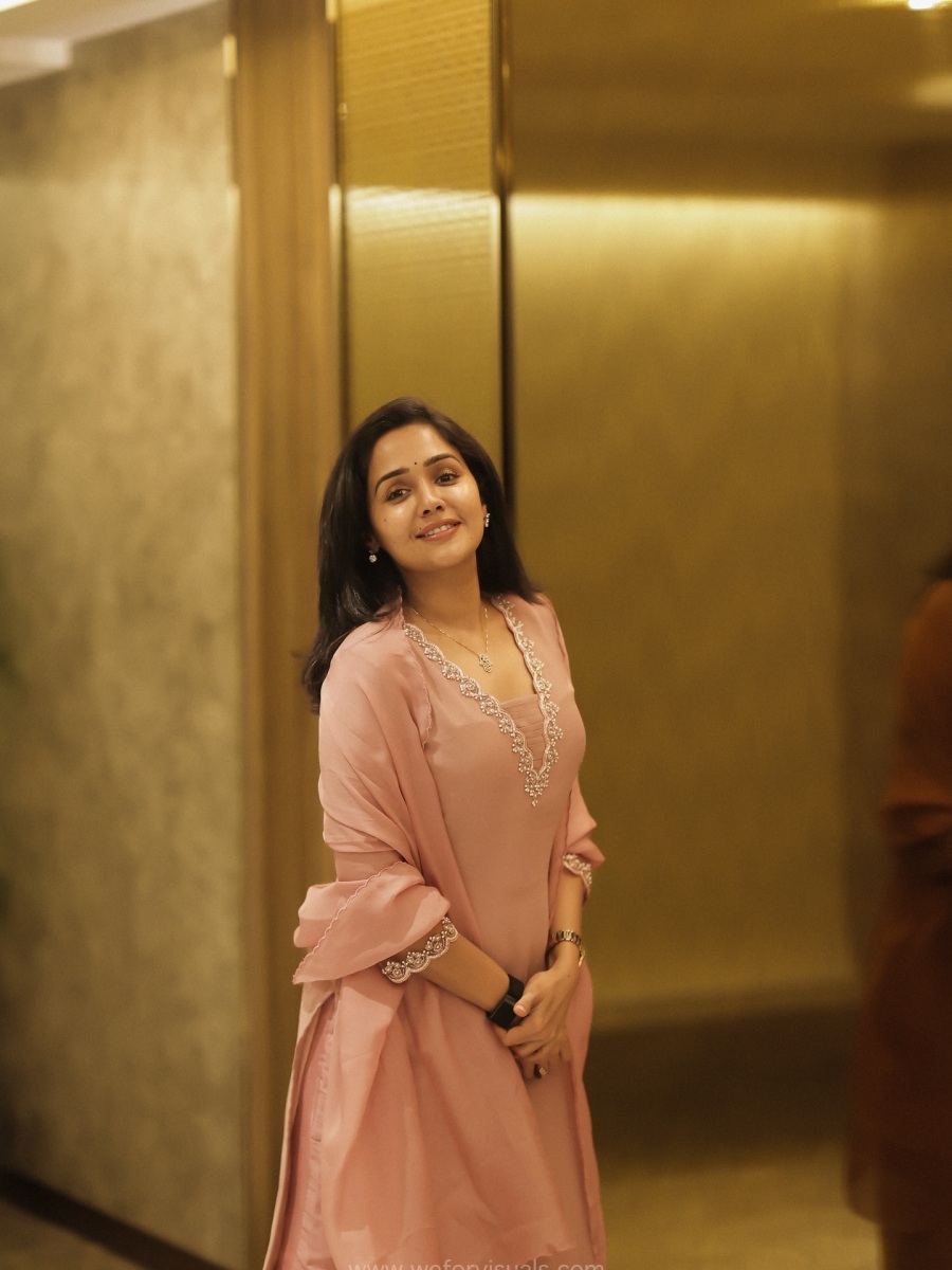 actress-ananya-makeup-look-latest-trend-photos-025