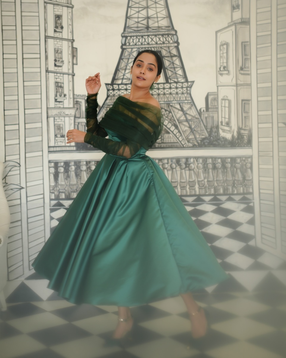 ananya-actress-latest-photoshoot-in-style-dress-collection-002