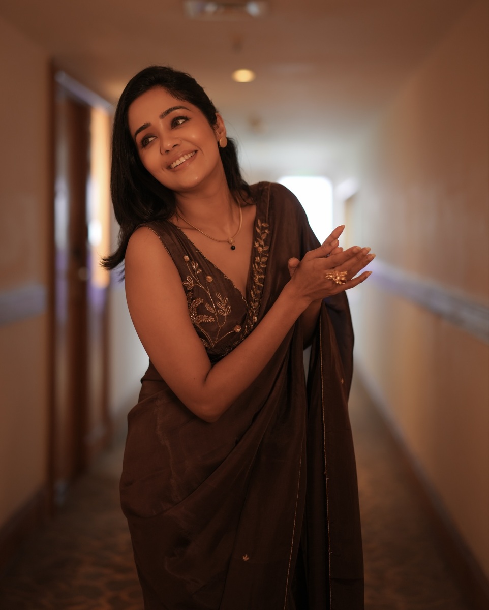 ananya-actress-latest-photoshoot-in-style-dress-collection-023