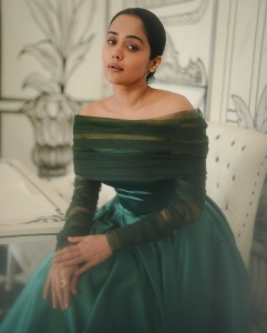 1_ananya-actress-latest-photoshoot-in-style-dress-collection-003