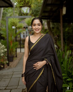 actress-ananya-in-saree-new-trend-images-001