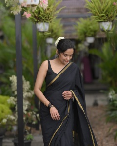 actress-ananya-in-saree-new-trend-images-003