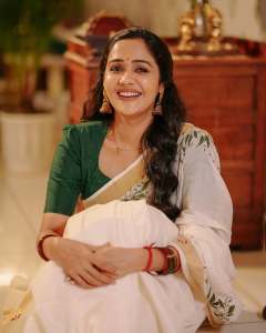 actress-ananya-in-trending-makeup-and-ornaments-ideas-photos-002