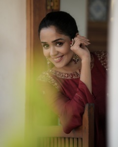 actress-ananya-new-dressing-style-and-makeup-photos-001