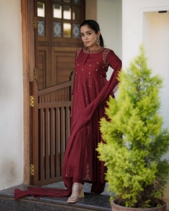 actress-ananya-new-dressing-style-and-makeup-photos-003