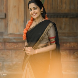 actress-ananya-new-dressing-style-and-makeup-photos-006