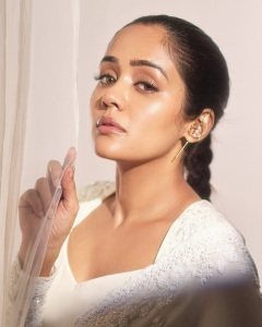 actress-ananya-new-dressing-style-and-makeup-photos-017