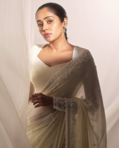 actress-ananya-new-dressing-style-and-makeup-photos-018
