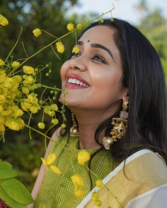 actress-ananya-new-dressing-style-and-makeup-photos-021