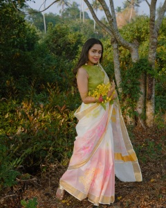 actress-ananya-new-dressing-style-and-makeup-photos-022