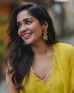 actress-ananya-new-dressing-style-and-makeup-photos-023