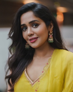 actress-ananya-new-dressing-style-and-makeup-photos-024