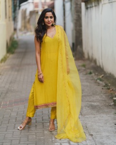 actress-ananya-new-dressing-style-and-makeup-photos-026