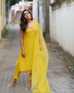 actress-ananya-new-dressing-style-and-makeup-photos-027