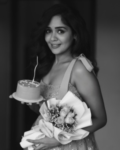 actress-ananya-new-dressing-style-and-makeup-photos-028