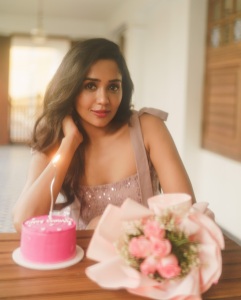 actress-ananya-new-dressing-style-and-makeup-photos-033