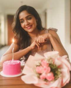 actress-ananya-new-dressing-style-and-makeup-photos-036