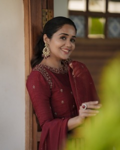 actress-ananya-new-dressing-style-and-makeup-photos