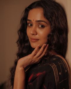 actress-ananya-new-photoshoot-post-016