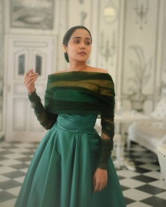 ananya-actress-latest-photoshoot-in-style-dress-collection-004