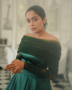 ananya-actress-latest-photoshoot-in-style-dress-collection-005