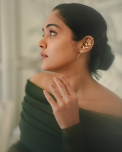 ananya-actress-latest-photoshoot-in-style-dress-collection-007