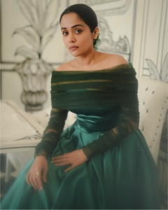 ananya-actress-latest-photoshoot-in-style-dress-collection-008