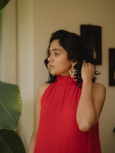 ananya-actress-latest-photoshoot-in-style-dress-collection-014
