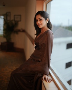 ananya-actress-latest-photoshoot-in-style-dress-collection-022