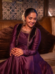 ananya-actress-latest-photoshoot-in-style-dress-collection-025