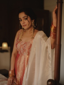 ananya-in-kinav-store-out-outfit-photos-003
