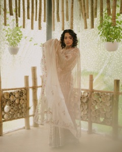 ananya-in-pulimoottil-silks-saree-outfit-photos-004