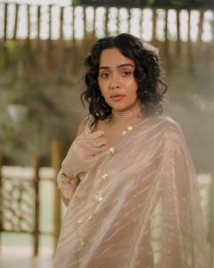 ananya-in-pulimoottil-silks-saree-outfit-photos-006