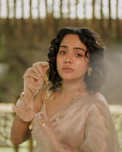 ananya-in-pulimoottil-silks-saree-outfit-photos-007