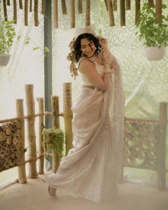 ananya-in-pulimoottil-silks-saree-outfit-photos-010