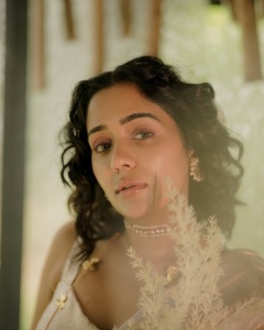 ananya-in-pulimoottil-silks-saree-outfit-photos-011