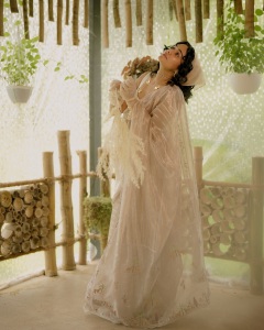 ananya-in-pulimoottil-silks-saree-outfit-photos-012