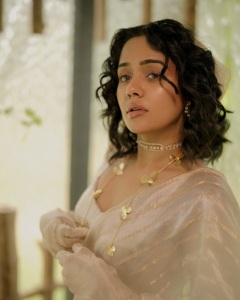 ananya-in-pulimoottil-silks-saree-outfit-photos-014