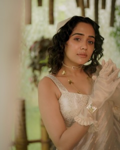 ananya-in-pulimoottil-silks-saree-outfit-photos