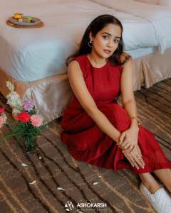 ananya-in-sleeveless-long-dress-photos-002