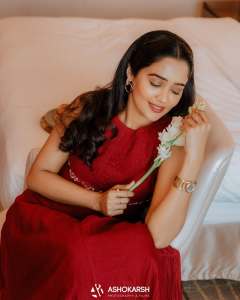 ananya-in-sleeveless-long-dress-photos-003