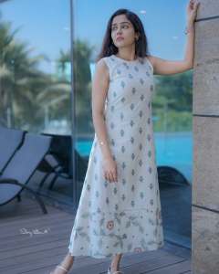 ananya-in-sleeveless-long-dress-photos-004