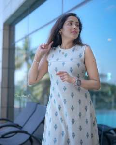 ananya-in-sleeveless-long-dress-photos-005