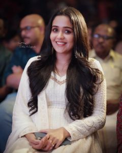 ananya-in-white-churidar-photos-001