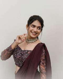 anarkali-marikar-in-modern-pre-draped-saree-in-a-deep-wine-or-plum-hue-made-of-fluid-glossy-fabric-004