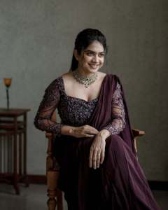 anarkali-marikar-in-modern-pre-draped-saree-in-a-deep-wine-or-plum-hue-made-of-fluid-glossy-fabric-007