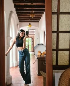 anaswara-rajan-in-bell-bottom-jeans-photos-003