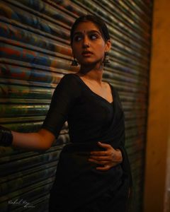 anaswara-rajan-in-black-saree-006