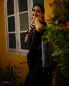 anaswara-rajan-in-black-saree-008